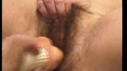 Une pute noire aux seins perky prend un gode dans sa chatte serrée regarder un film de sexe gratuit